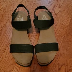 Women's wedge shoe